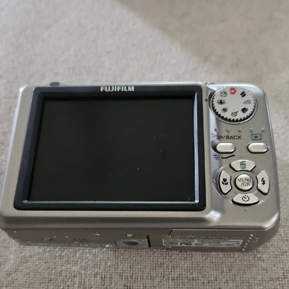 Fujifilm FinePix A920 Silver Compact Digital Camera with Woven Multicolor Case